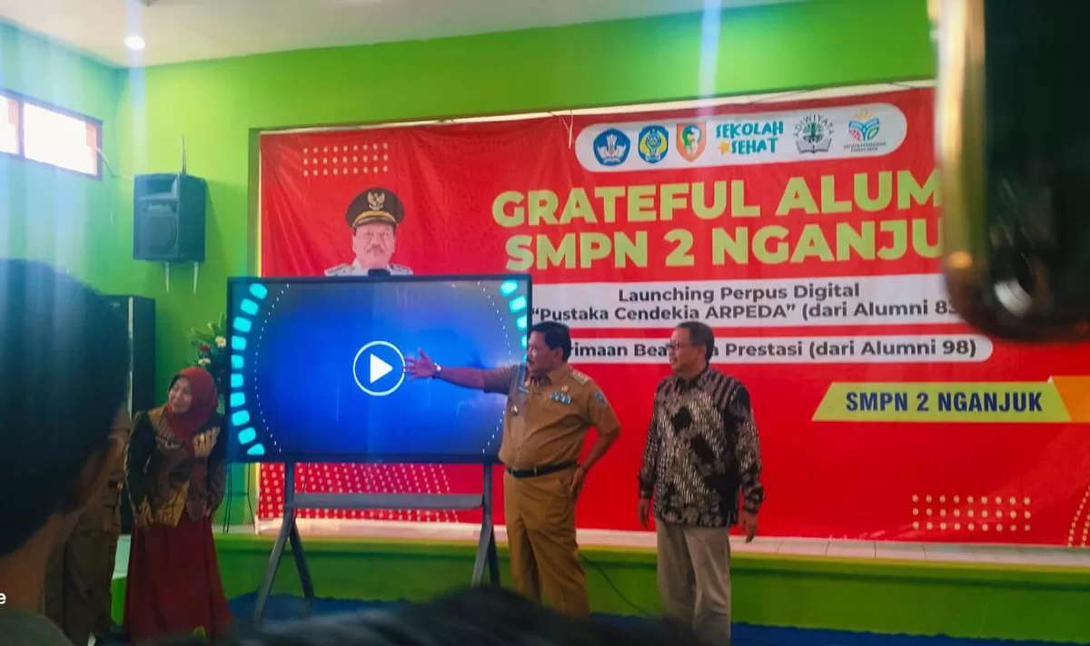 Bupati Nganjuk Marhaen Djumadi Perpustakaan Digital Cendekia ARPEDA di SMPN 2 Nganjuk  (Istimewa)