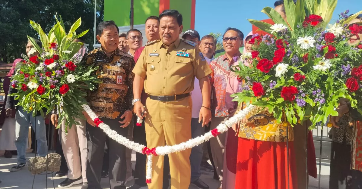 Prosesi gunting pita peresmian gerbang baru SMPN 2 Nganjuk oleh Bupati Nganjuk Marhaen Djumadi  (Istimewa)