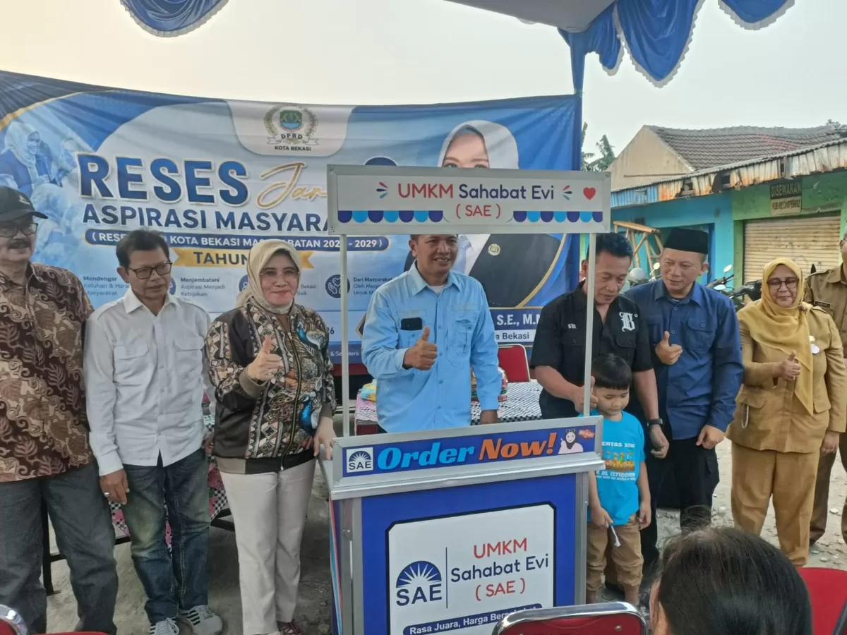 Prosesi serah terima booth oleh Evi Mafriningsianti kepada Sahabat Evi (SAE) pada saat reses  (Sakera Nawacita)