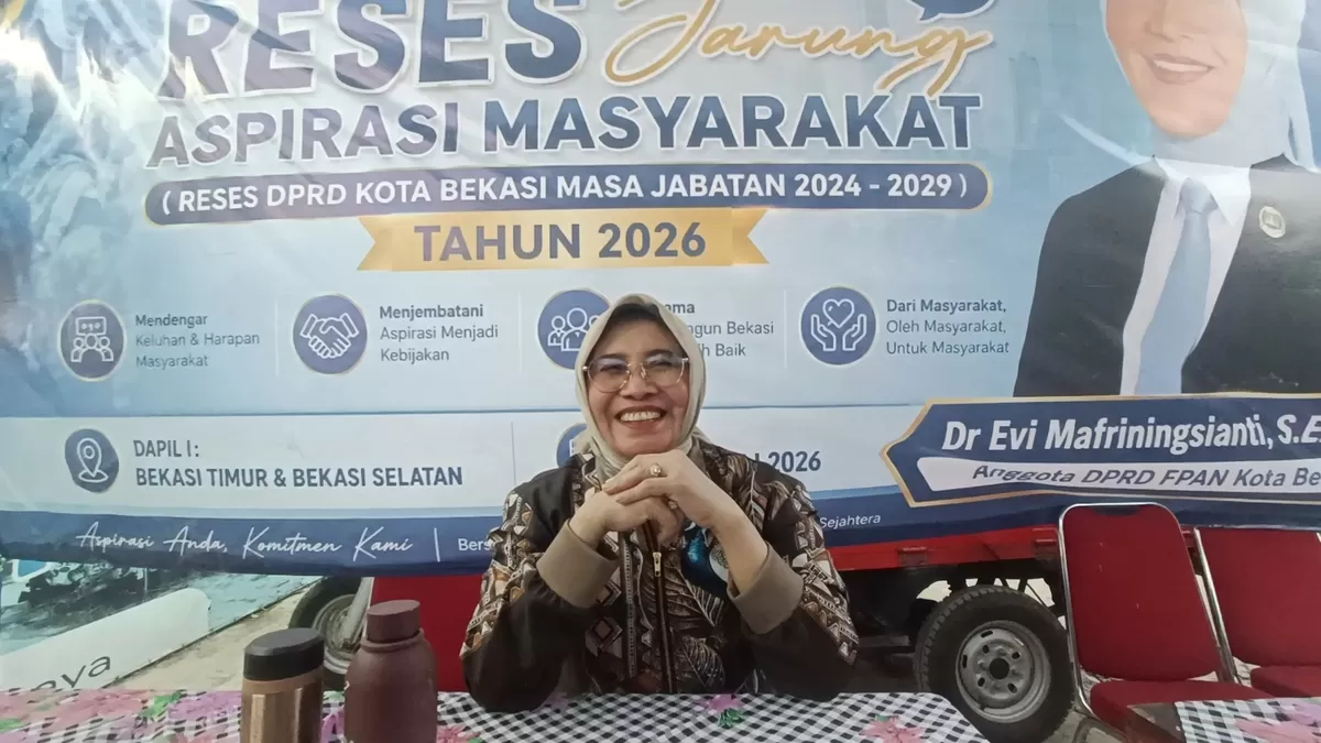 Evi Mafriningsianti Ketua fraksi PAN DPRD Kota Bekasi ketika diwawancarai wartawan (Sakera Nawacita)