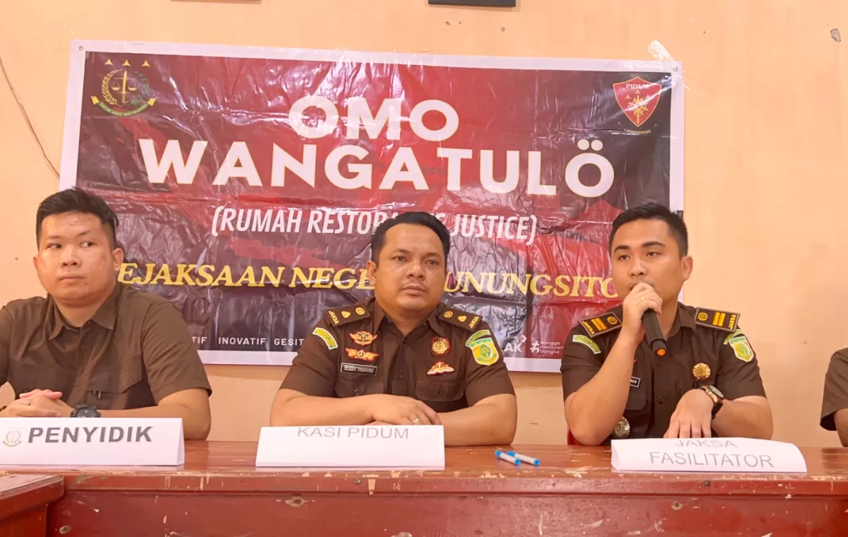 Jaksa Fasilitator Kejari Gunungsitoli  saat memfasilitasi penyelesaian perkara Yasori Harefa dan Yasabar Harefa melalui mekanisme restorative justice di Rumah RJ Omo Wangatulo