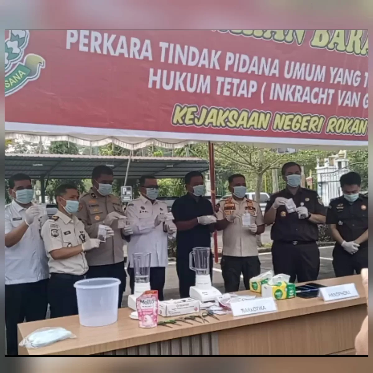 Foto: Sebanyak 60 Perkara, Kejaksaan Negeri Rokan Hulu Musnahkan Barang Bukti Yang Sudah Berkekuatan Hukum Tetap Dihadiri Forkopimda dan DPRD   (NAWACITAPOST.COM)