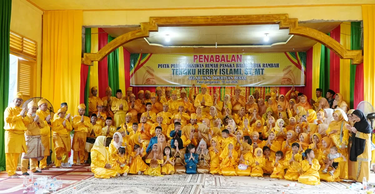 Foto Bersama Tengku Herry Islami, ST , MT, Saat Ditabalkan sebagai Pucuk Puak Rumah Pangkal Balai Luhak Rambah.  (NAWACITAPOST.COM )