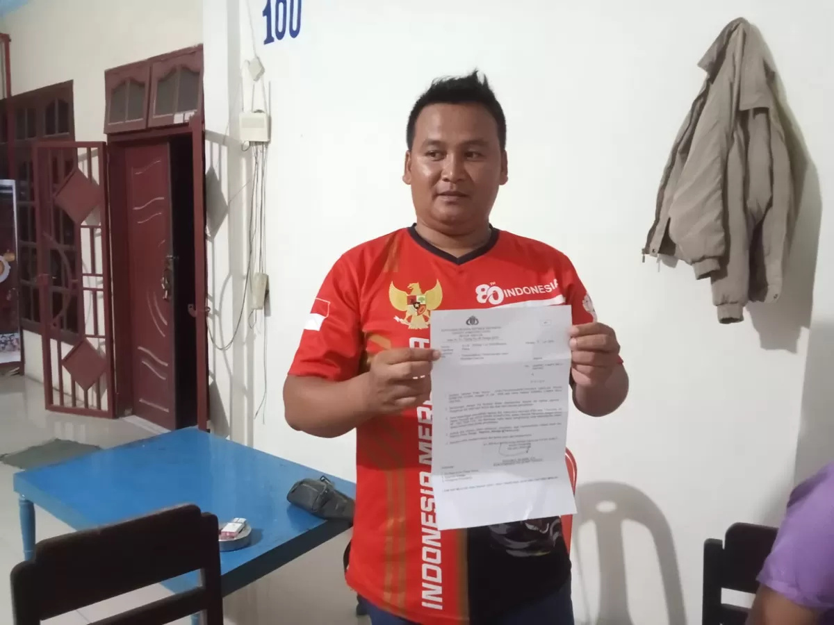 Gabriel Campa Nella Ginting ketika menunjukkan bukti SP2HP dari Polres Sibolga, Sumatera Utara  (Jhon Henri Silaban Nawacita)