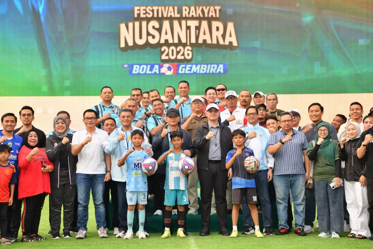 Wakil Gubernur Jawa Barat Erwan Setiawan menghadiri Penutupan Festival Rakyat Nusantara 2026 Nonton Bareng Sepak Bola Gembira bersama masyarakat dan Bazar UMKM (TNI AD, KADIN dan TVRI Jabar). (Istimewa)