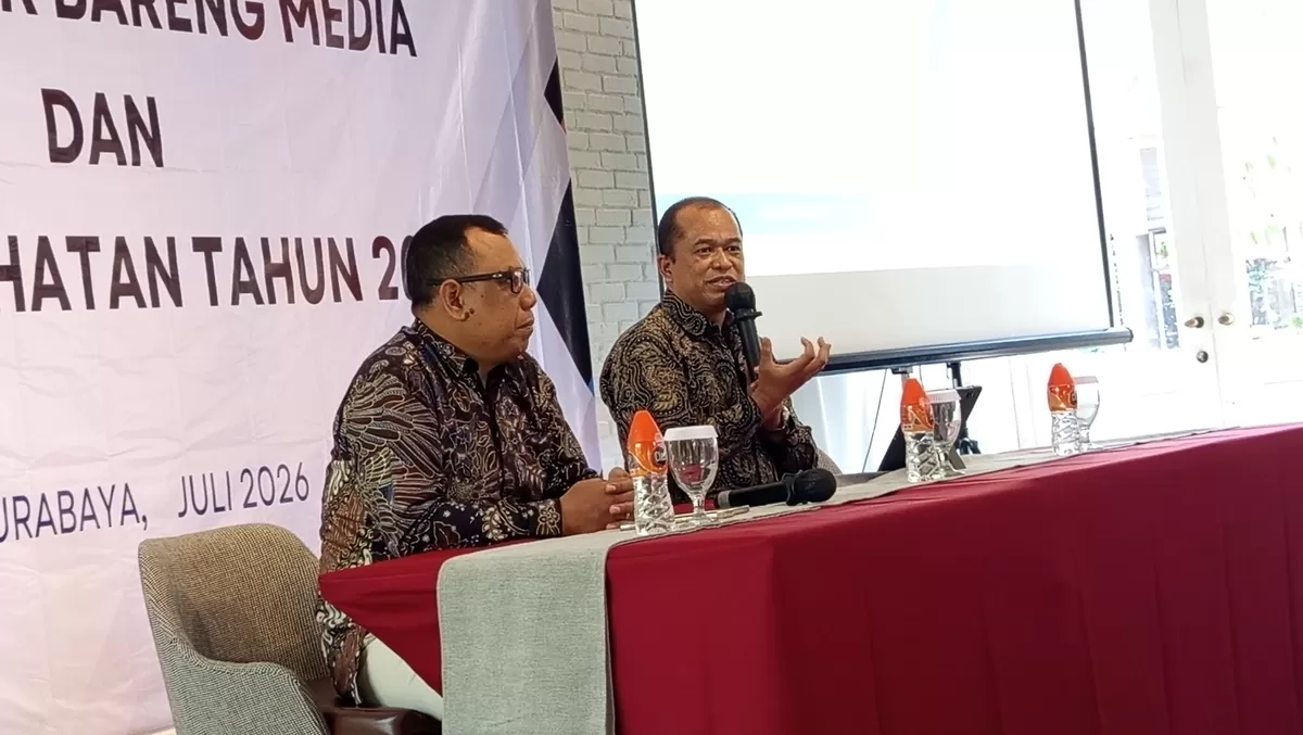 Kepala BPJS Kesehatan Cabang Surabaya, Muhammad Aras (pegang mic) bersama Ketua BPJS Watch Jawa Timur, Arief Supriyono, dalam agenda cangkrukan bersama media, Selasa (21/7/2026) 
