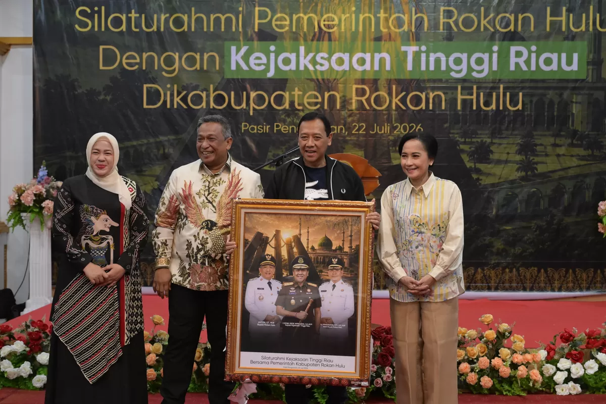 Foto Bersama Kajati Riau dan Bupati Rokan Hulu Anton bersama istri saat menyerahkan cinderamata   (NAWACITAPOST.COM)