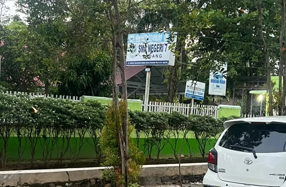 Tampak pagar SMAN 7 Padang, Sumatera Barat (Tim Media Nawacita Indonesia)