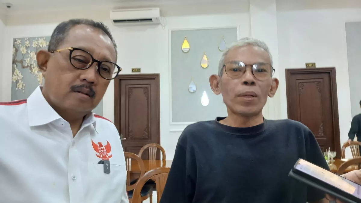 Wakil Wal Kota Surabaya Armuji bersama Ketua Caretaker PTMSI Kota Surabaya sekaligus Ketua Bidang Organisasi KONI Kota Surabaya, Samsurin