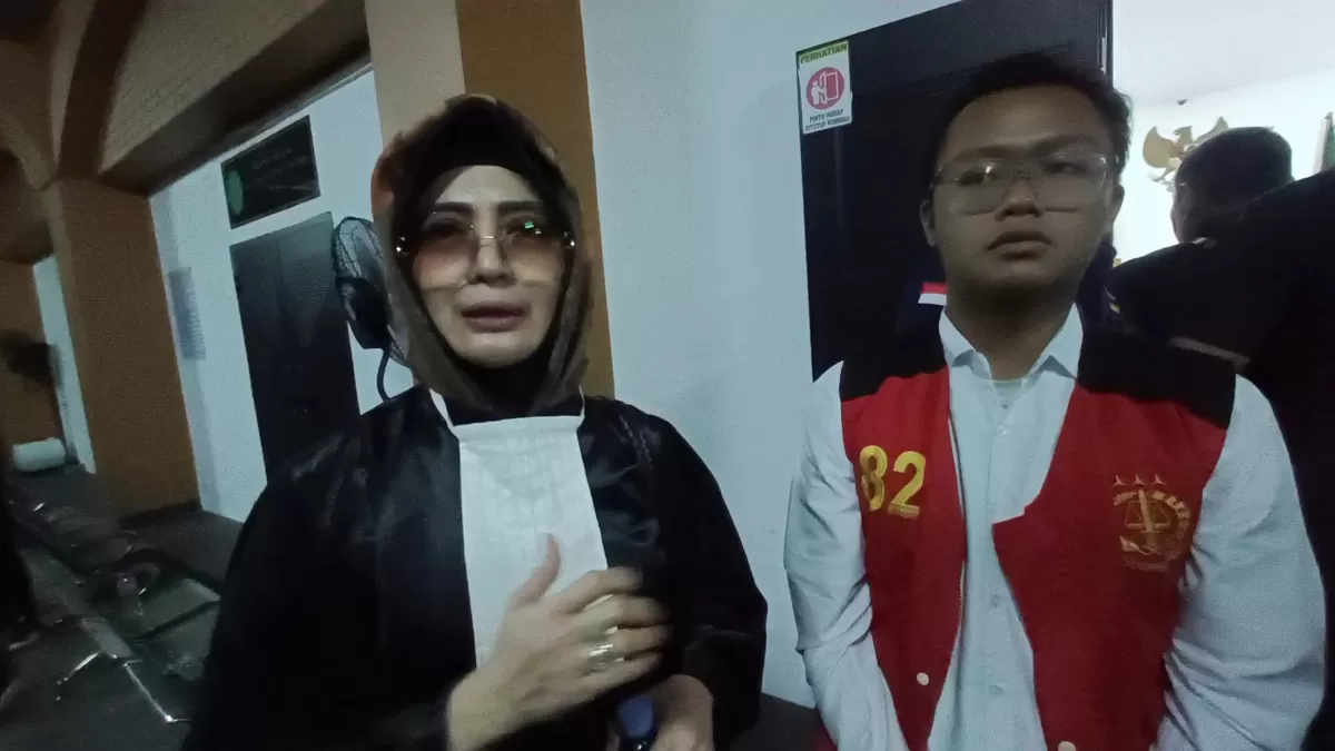 Wa Ode Nur Zainab ketika bersama dengan Deflorio Arya Nizam seusai sidang (Sakera Nawacita)
