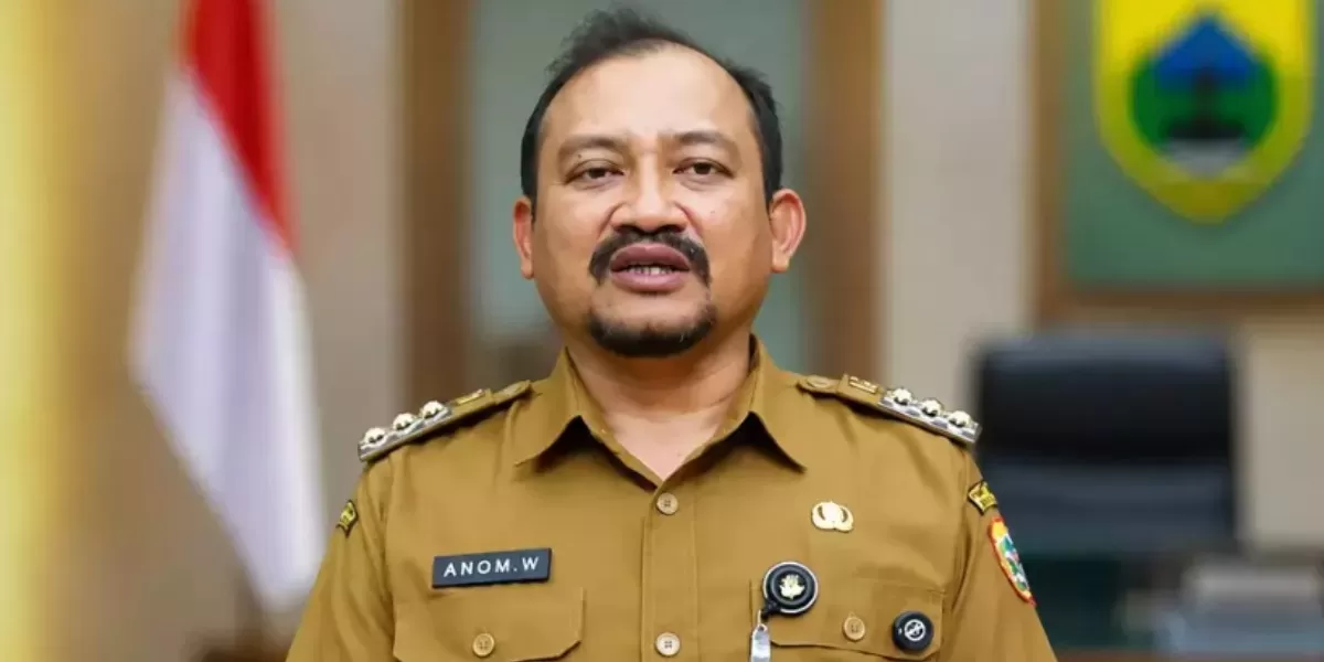 Bupati Pemalang, Anom Widiyantoro tersandung kasus dugaan jual-beli jabatan. Ternyata punya rekam jejak panjang di lingkungan BUMN.