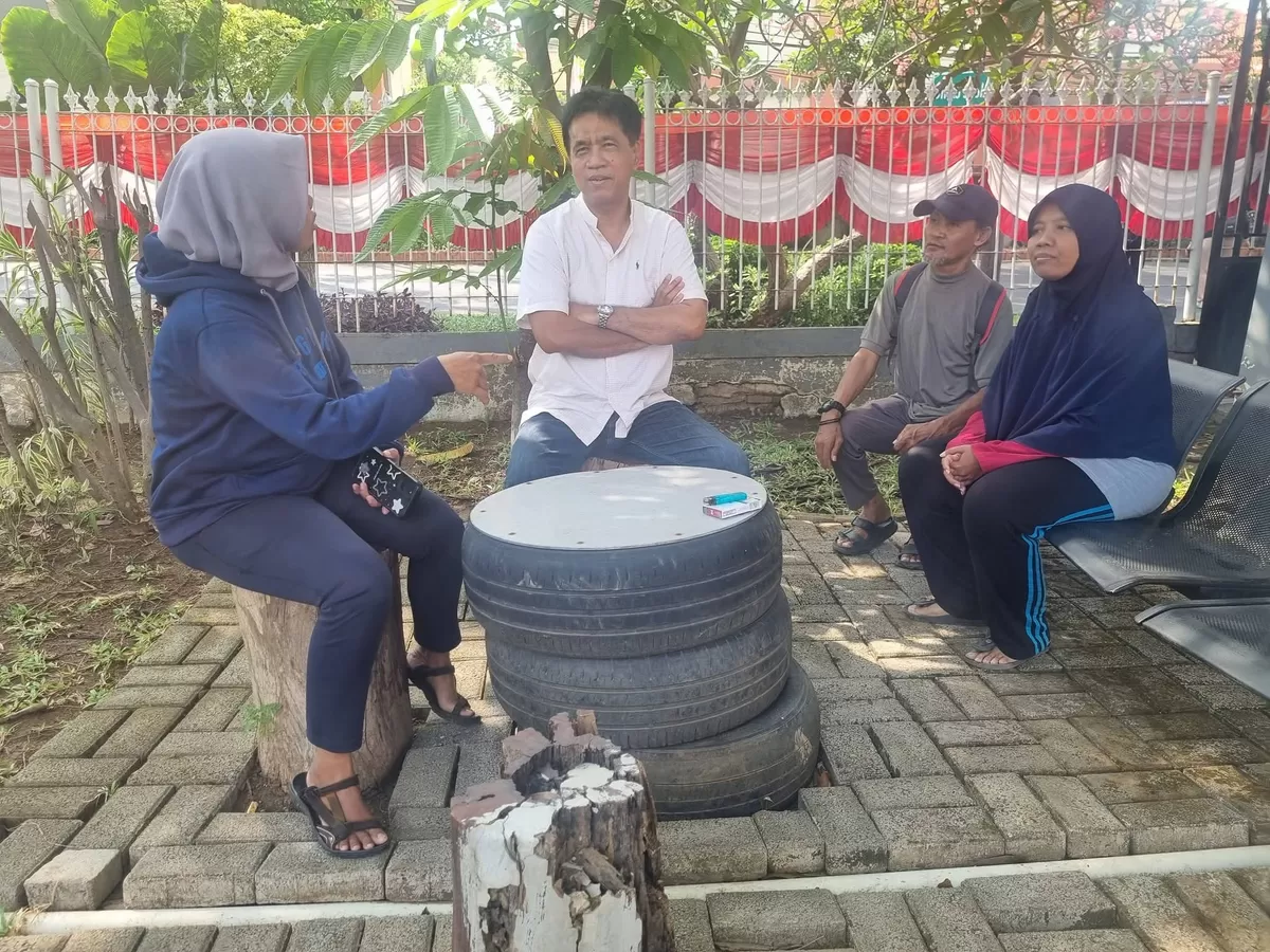 Momen Imam Syafi'i, anggota Komisi D DPRD Surabaya saat bertemu dengan sejumlah warga yang mengaku terdampak kebijakan penentuan kemiskinan berdasarkan desil 1 hingga 10