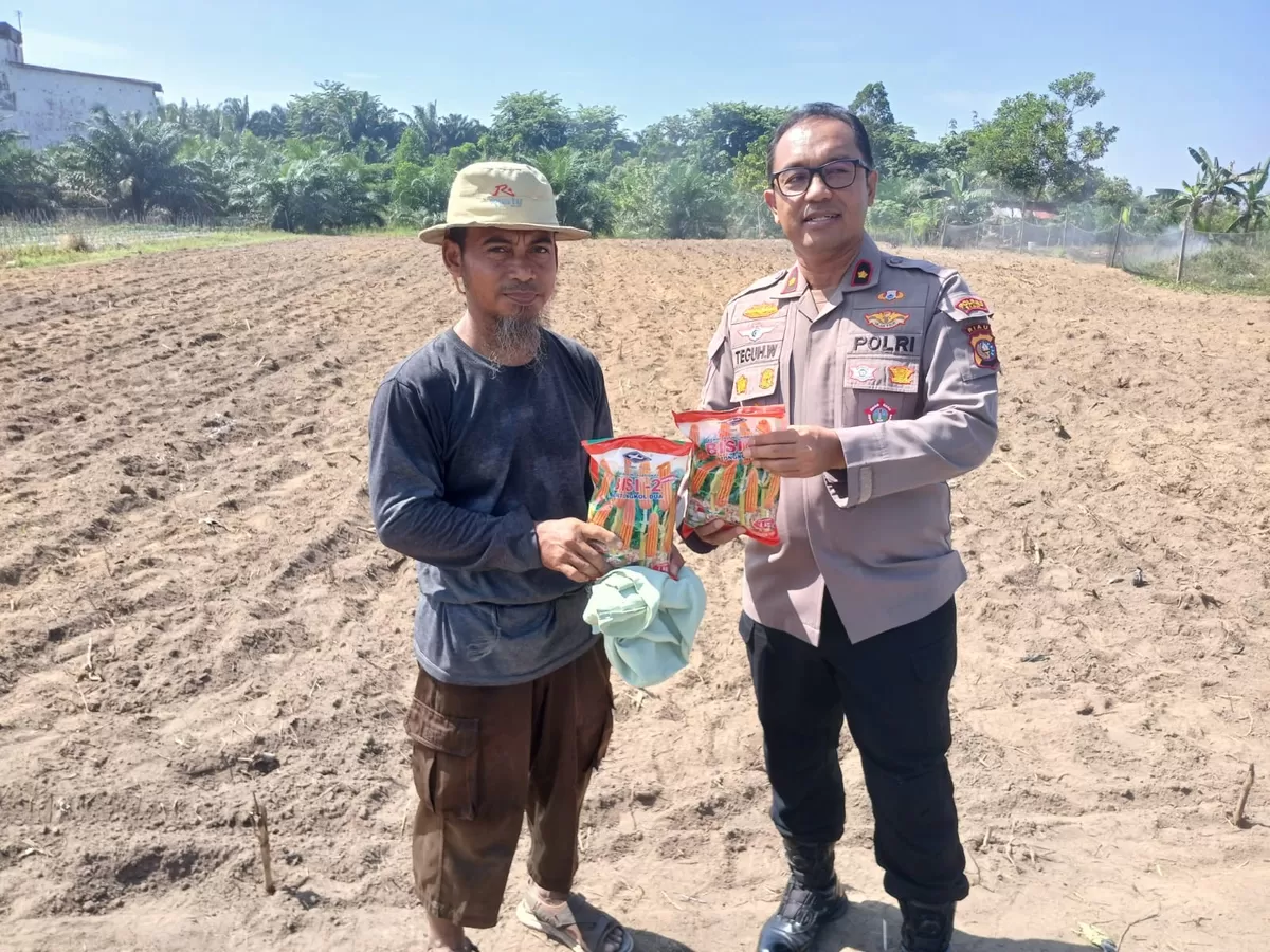 Kapolsek Tualang Serahkan Bibit Jagung Pipil, Dukung Swasembada Pangan di Lahan Ponpes Abu Huroiroh