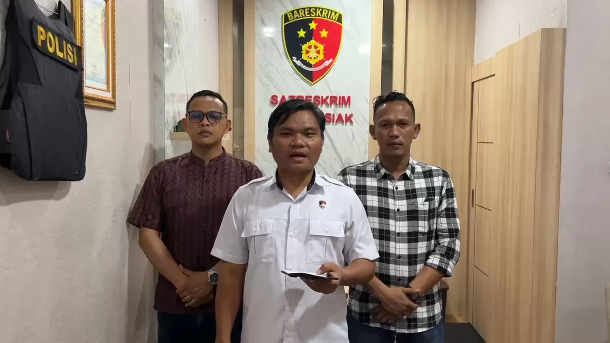 Kasat reskrim AKP Dr. Raja Kosmos Parmulais, S.H., M.H., memberikan penjelasan twekait kasus kekerasan terhadap anak 