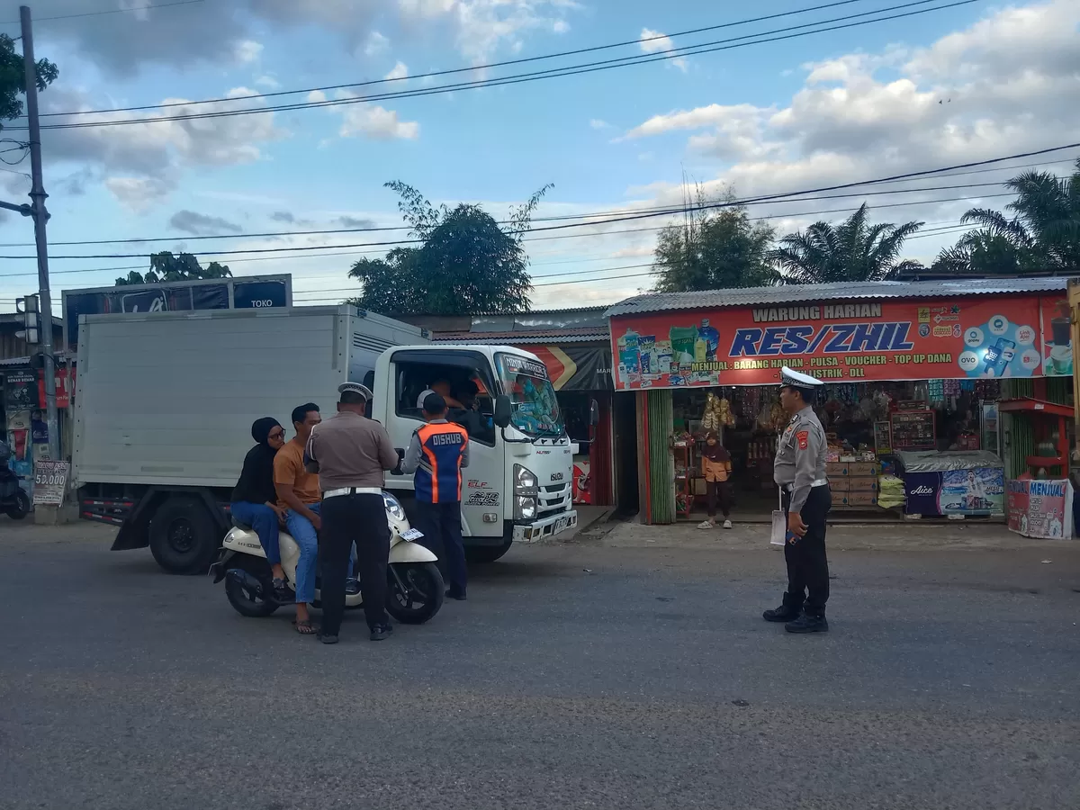 Foto Dishub dan Satlantas Polres Rokan Hulu Gelar Razia 14 Truk ODOL dan Mobil Penumbar, Ditilang Tidak Memenuhi Aturan  (NAWACITAPOST.COM)