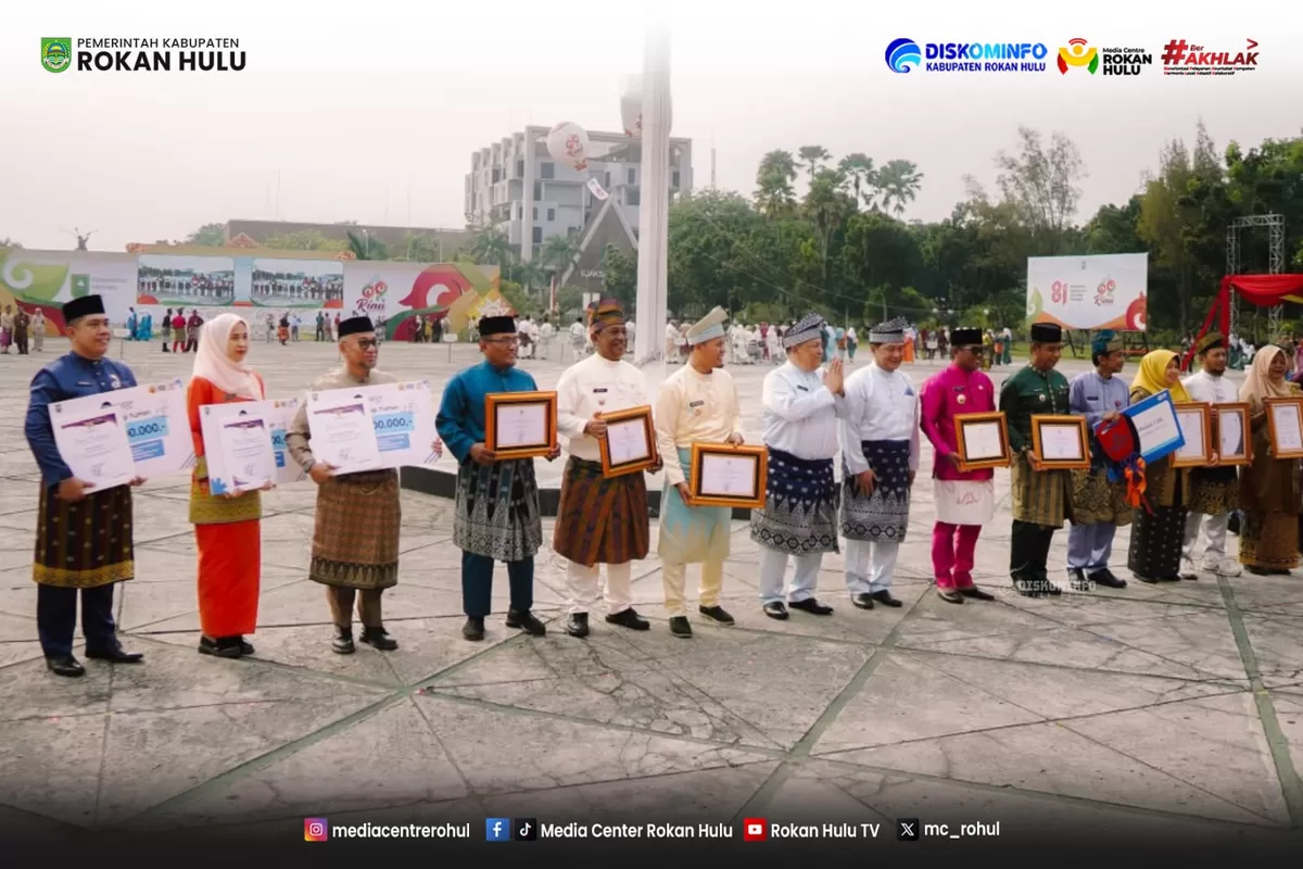 Foto Bupati Anton dan Jajaran Saat Hadiri Upacara HUT ke-69 Riau: Komitmen Bersama Dorong Pembangunan dan Kesejahteraan Masyarakat  (Diskominfo Rohul )