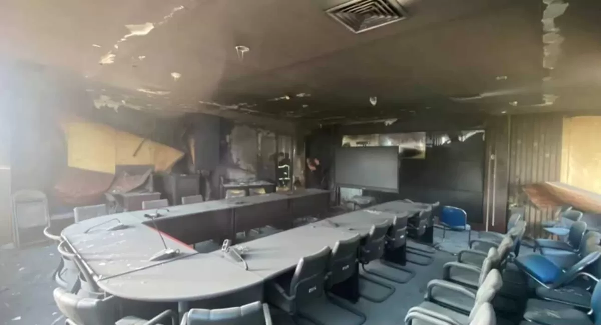 Pembakaran kantor Diskominfo Kabupaten Kukar oleh salah satu pegawainya. (Instagram.com/@damkarmatan_kukar)