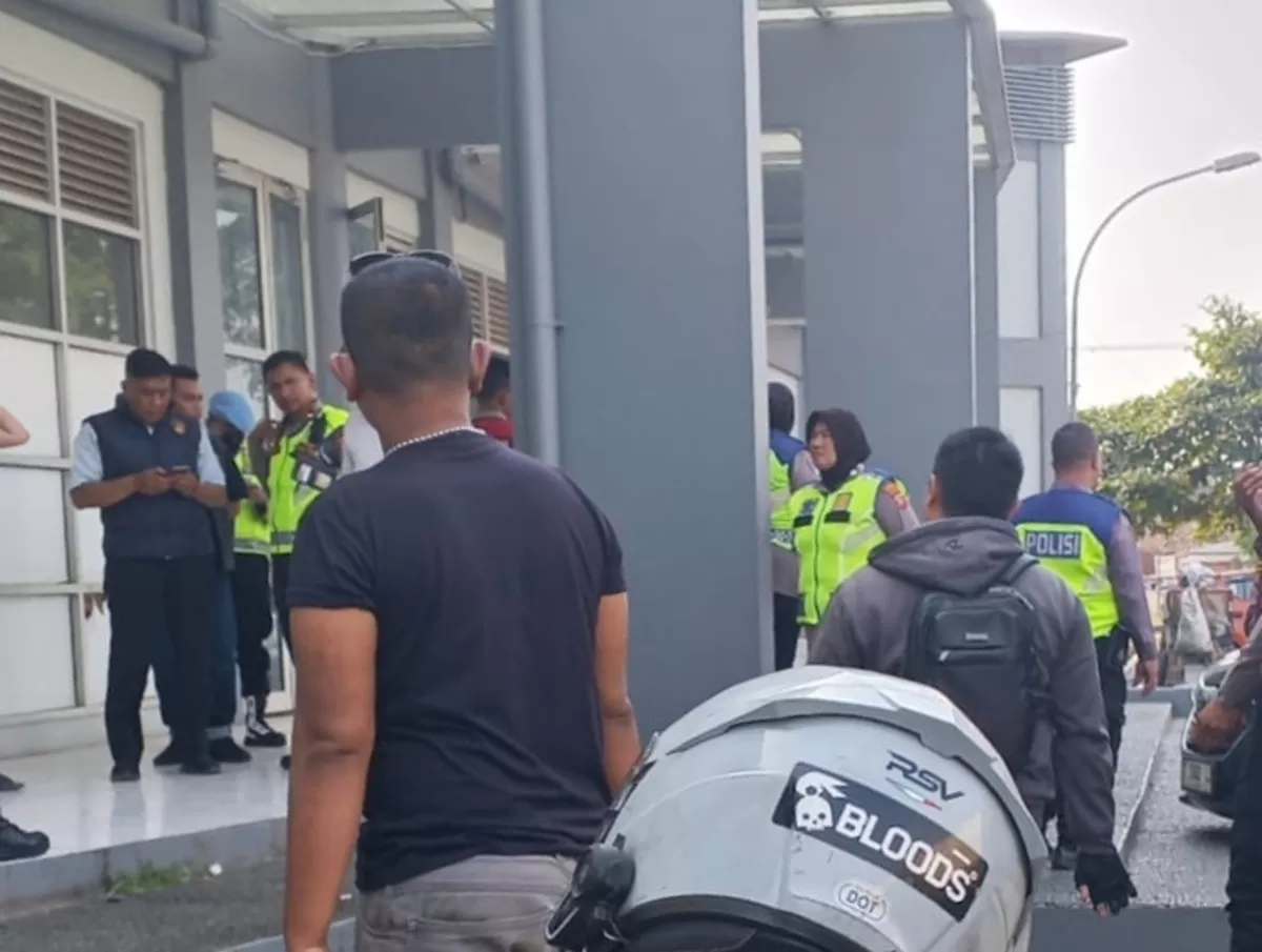 Pihak kepolisian ketika tiba di lokasi kejadian dugaan penganiayaan terhadap Yakin Setia Laoli  (Istimewa)
