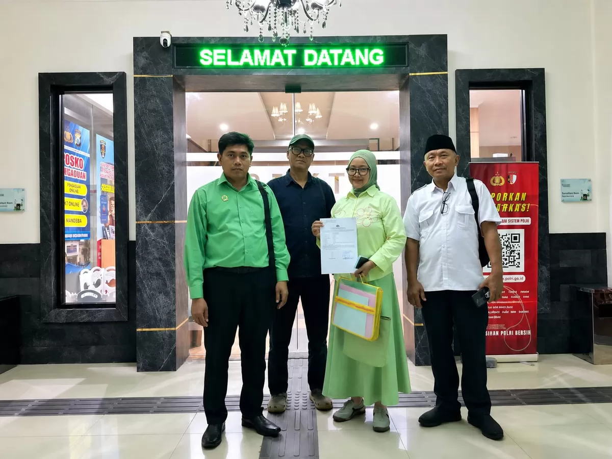 Saat berada di lokasi, keluarga mendapati AZ memang berada di dalam rumah bersama perempuan  yang diduga sebagai selingkuhannya