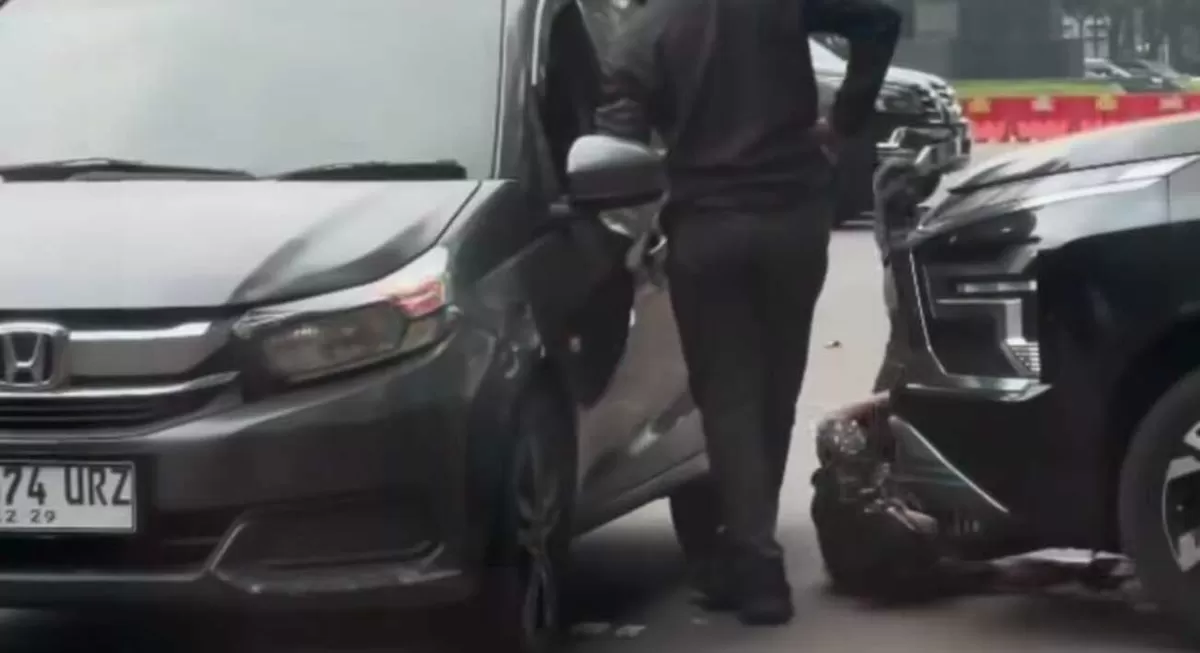 Dugaan oknum gesek nomor rangka mobil di kawasan parkiran GBK, Jakarta Pusat.  (Threads/dr.debby_linn)