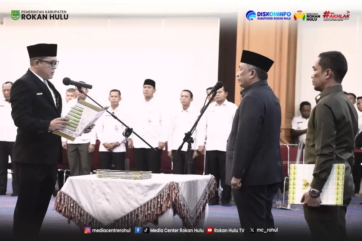 Foto Bupati Anton Saat Lantik Pejabat Eselon II, III, Kepala Sekolah, dan Kapus: Jangan Tunggu Perintah, Jadilah Pejabat Proaktif  (Diskominfo Rohul )