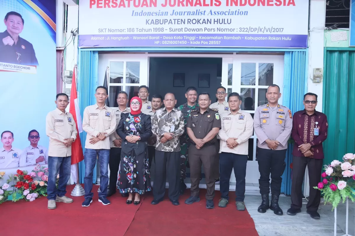 Foto Sekda Yusmar, Forkopimda, Dan Pengurus DPC PJI Kabupaten Rokan Hulu setelah peresmian kantor sekretariat   (PJI Rokan Hulu )