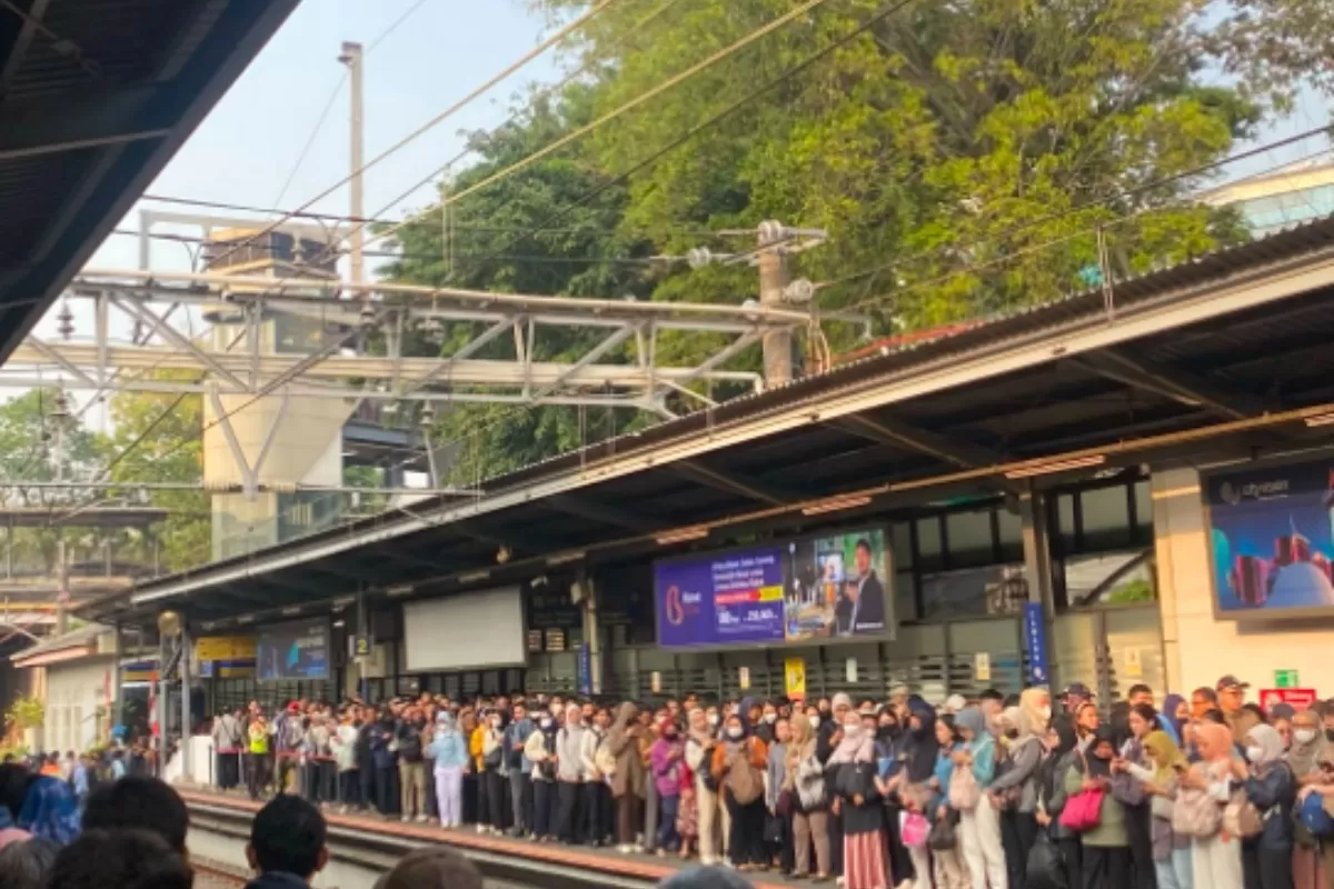 Terjadinya kepadatan di sejumlah stasiun usai gangguan KA 1183 dan KA 1914A pada Kamis, 20 Agustus 2026. (Threads/@susaans)