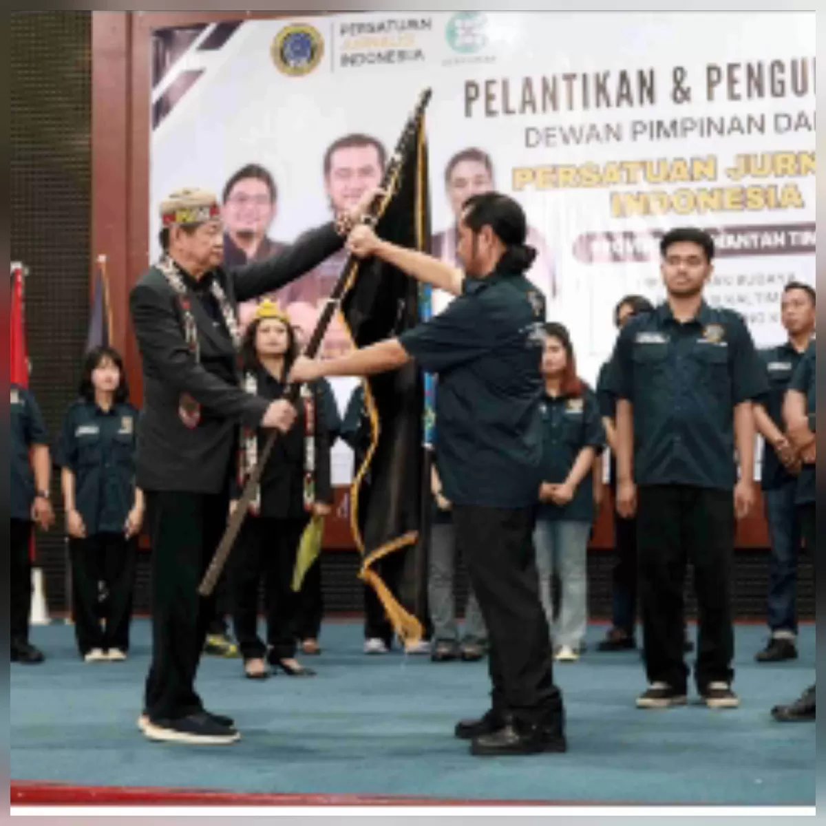 Foto Ketua Umum Hartanto Boechori  Saat Melantik Ketua DPD Persatuan Jurnalis Indonesia Kalimantan Timur   (Persatuan Jurnalis Indonesia )