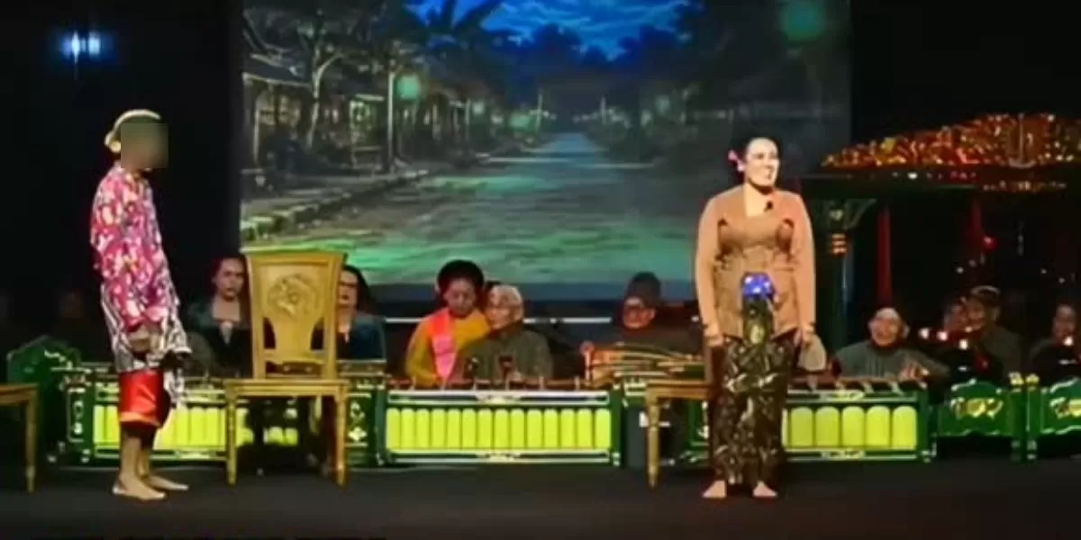 Menyoroti kronologi seniman ketoprak, Sarjiyono yang dikabarkan wafat usai sempat terekam tiba-tiba ambruk saat pentas di Bantul, Yogyakarta. (Instagram.com/@undercover.id)