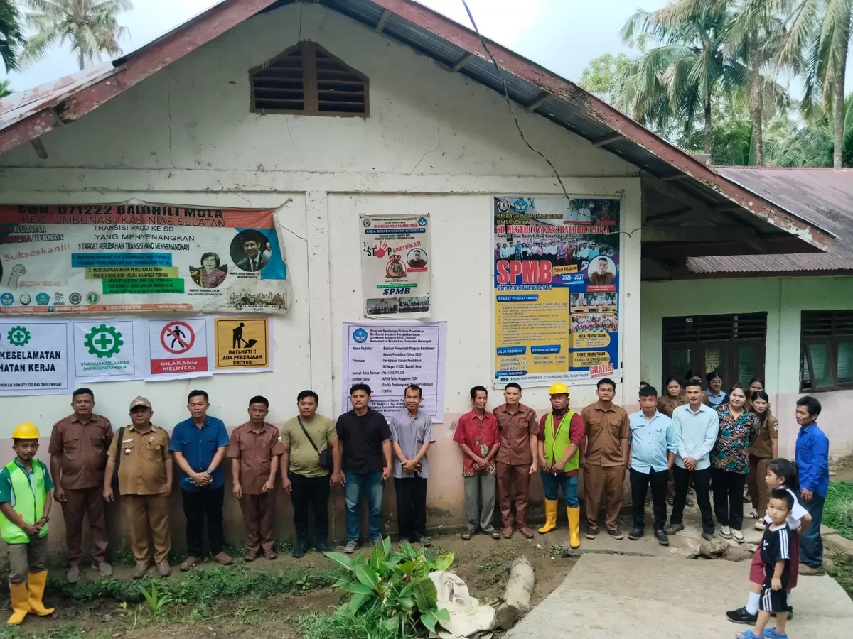 Sesi foto bersama ketika proses pematokan SDN Bimol  (Liusman Ndruru Nawacita)