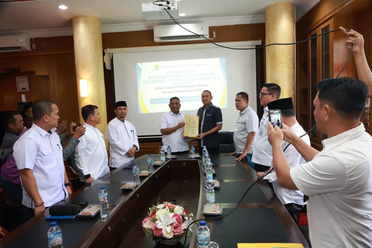 Foto Bupati Rohul Anton Saat Terima Hibah 20 Hektar Tanah dari Kepada Kades Sontang Zulfahrianto  (RELEASE )