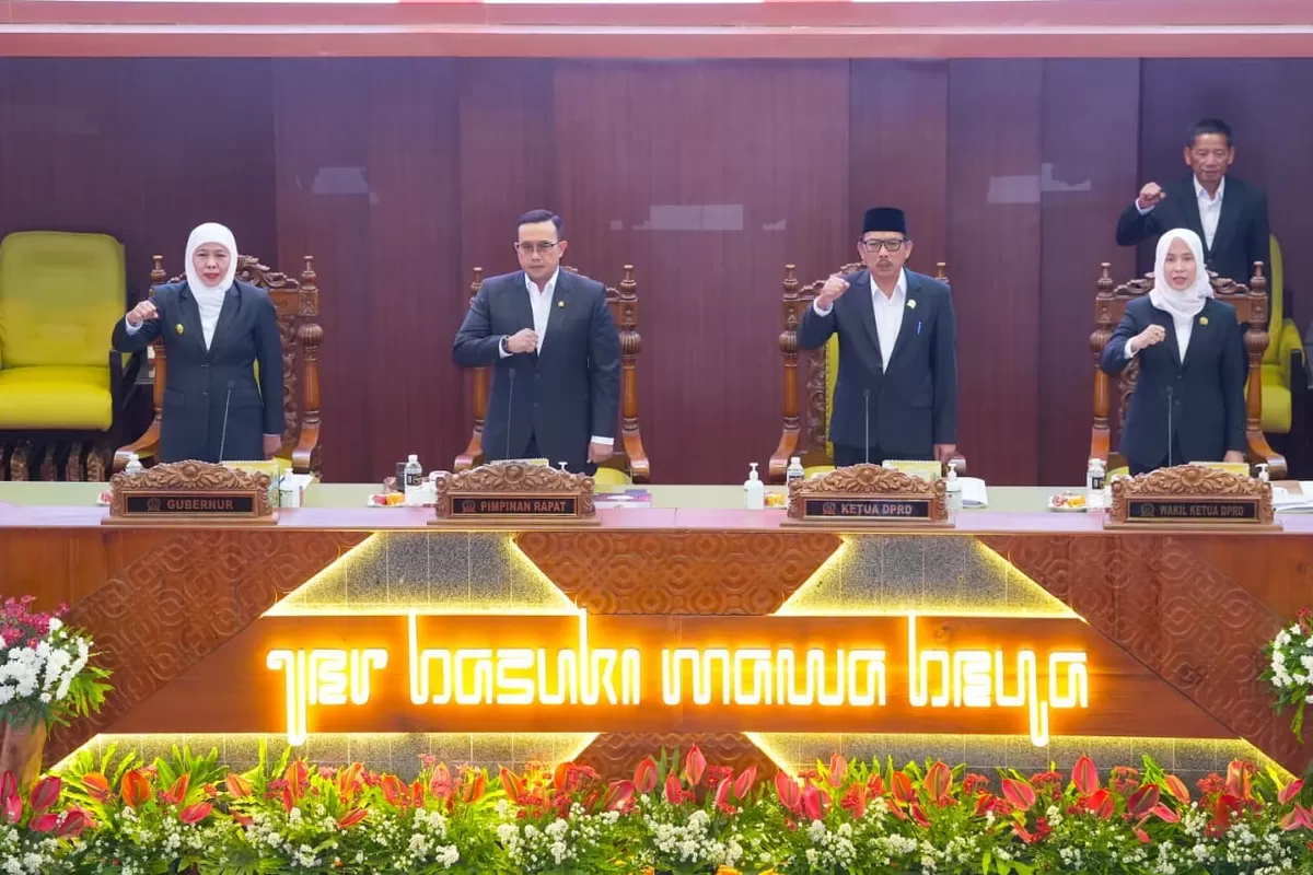 Caption foto Gubernur Khofifah mengusulkan dana cadangan Pilgub Jatim Rp600 miliar yang disiapkan bertahap melalui APBD 2027-2029, sekaligus mendorong Raperda Kepemudaan dan Keolahragaan.