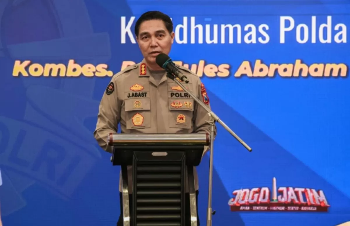 Caption foto Polda Jatim memperkuat komunikasi dengan media. Kabid Humas Kombes Pol Jules Abraham Abast menegaskan keterbukaan informasi dan kritik media tetap diperlukan.