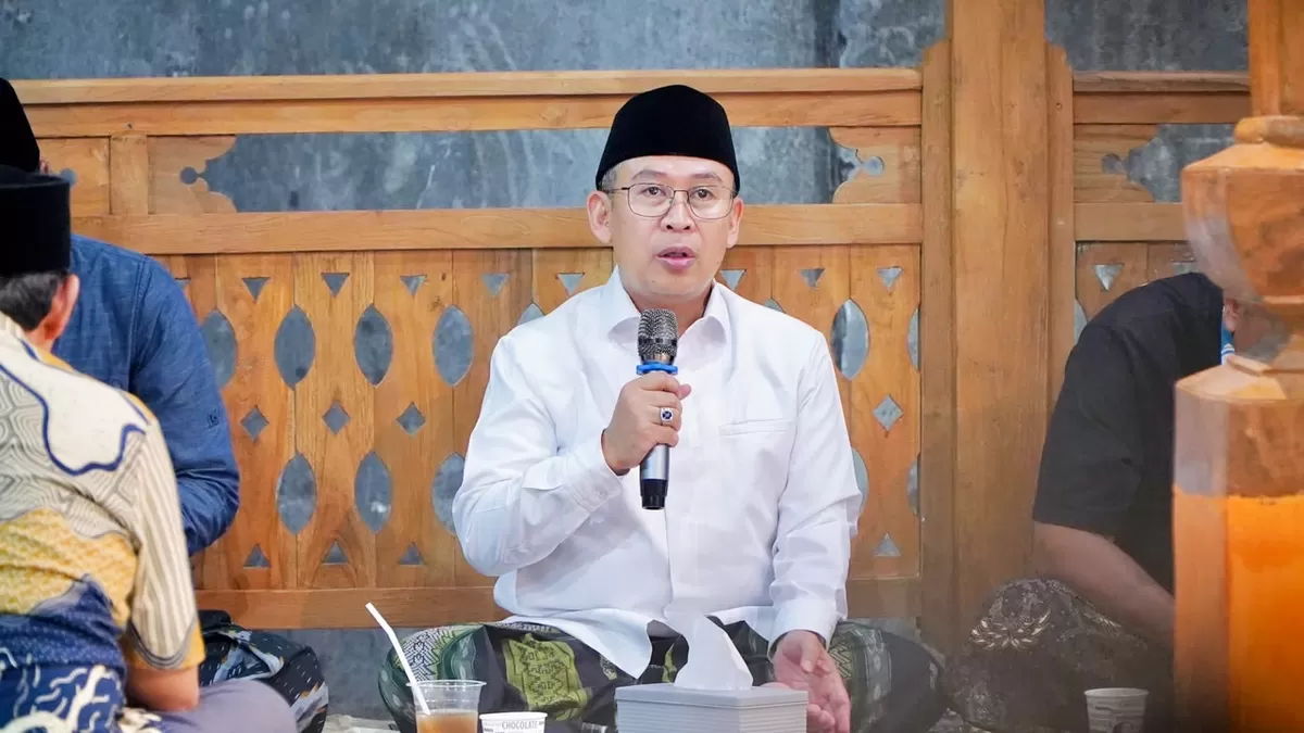 KH Abdul Ghaffar Rozin atau Gus Rozin