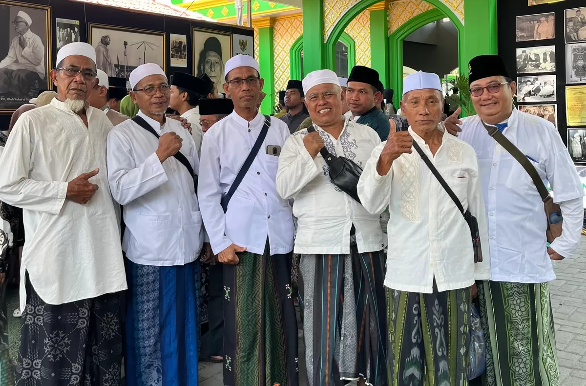 Caption foto : Muktamar NU ke-35 di Tambakberas Jombang dibanjiri jamaah dari berbagai daerah. Rombongan Yalal Wathon Sidoarjo datang untuk ngalap berkah dan menjejak sejarah KH Hasyim Asy'ari.