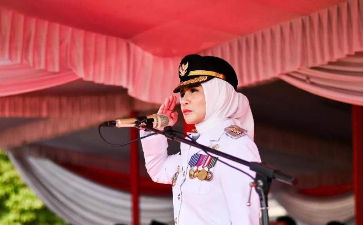 Bupati Pesawaran, Hj. Nanda Indira B., S.E., M.M., ketika bertindak langsung sebagai Inspektur Upacara.  (AMRULLOH Nawacita)