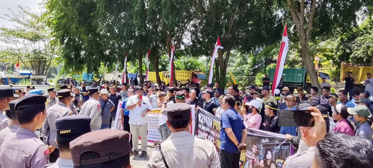 Foto SP3 Kasus Korban Taosarao Laia, Massa HIMNI Rohul Geruduk Mako Polsek Tambusai Utara, Diminta Kapolda Riau Tegakkan Hukum Seadil-adilnya (NAWACITAPOST.COM)