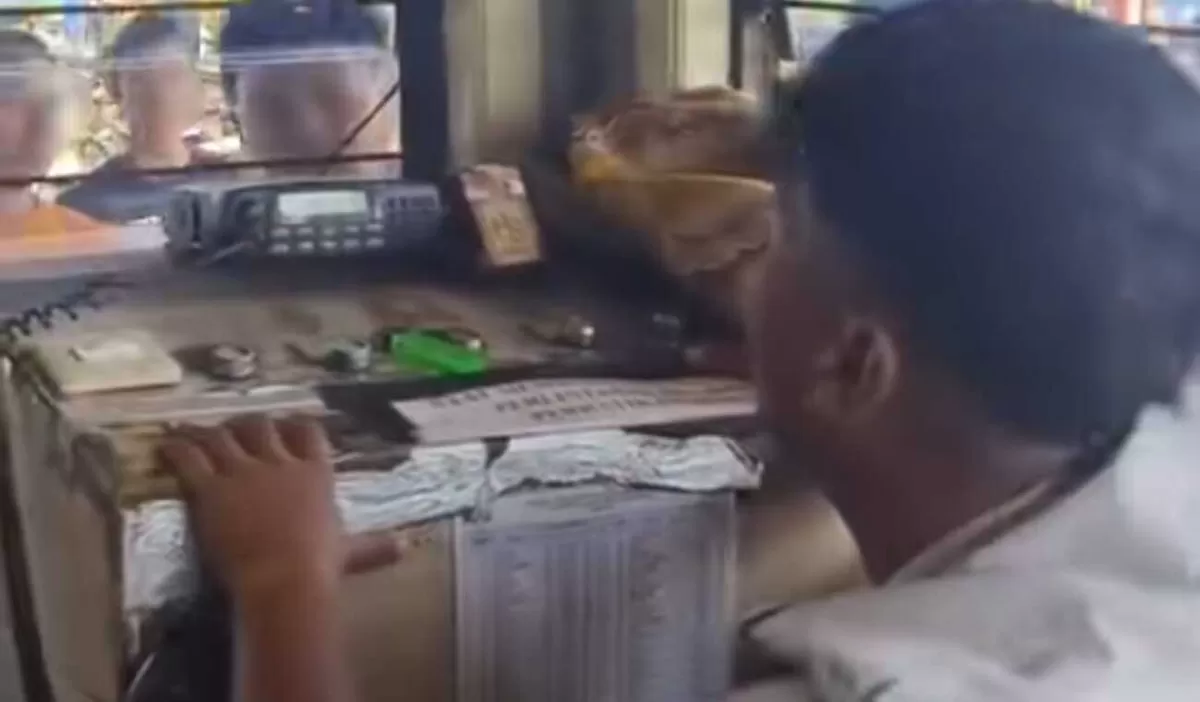 Petugas palang pintu perlintasan KA di Dekoro, Pekalongan, Jawa Tengah diduga tidur saat kereta lewat. (Instagram.com/@railfanssindo)