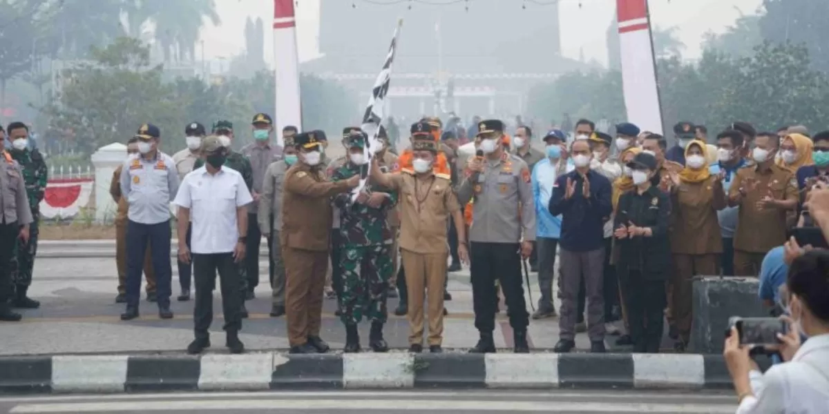 Menyoroti seremoni pelepasan damkar oleh Gubernur Kalteng saat warga alami krisis diterpa kebakaran hutan dan lahan (karhutla). (Instagram.com/@genvoice.id)