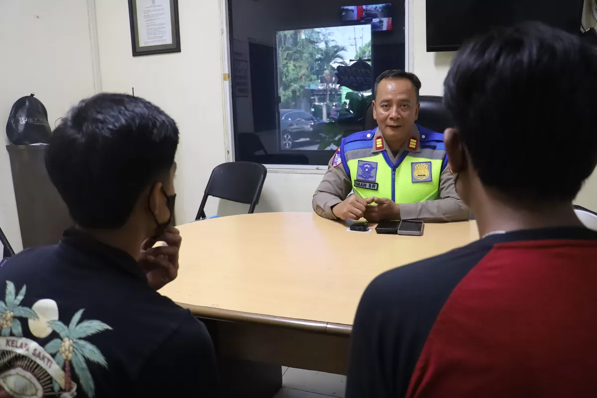 Caption foto: Truk ugal-ugalan dari Jembatan Suramadu hingga Jalan Dupak viral di TikTok. Satlantas Polres Pelabuhan Tanjung Perak menilang pengemudi dan kernet.