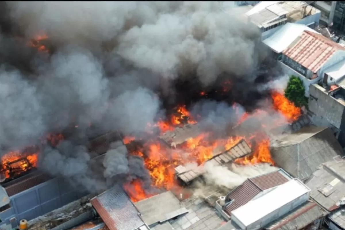 Kobaran api yang membabat 114 unit rumah di Batu Ceper, dilokalisir tim pemadam kebakaran sekitar pukul 16.17 WIB, dengan melibatkan 27 unit mobil. (Threads/@dewisukmawatisiregar)