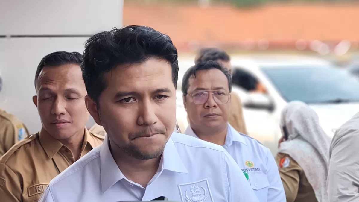 Caption foto: Wakil Gubernur Jawa Timur Emil Elestianto Dardak saat meninjau penanganan santri dan santriwati yang diduga mengalami keracunan setelah mengonsumsi makanan program MBG di Sidoarjo, Rabu 