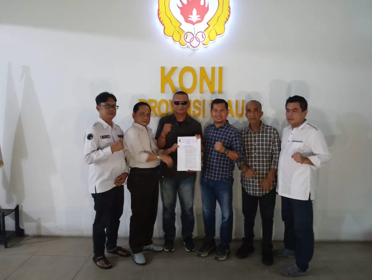 Foto Penyerahan SK, KONI Kabupaten Rokan Hulu dan Siapkan Agenda Strategis Jangka Pendek dan Jangka Panjang   (NAWACITAPOST.COM)