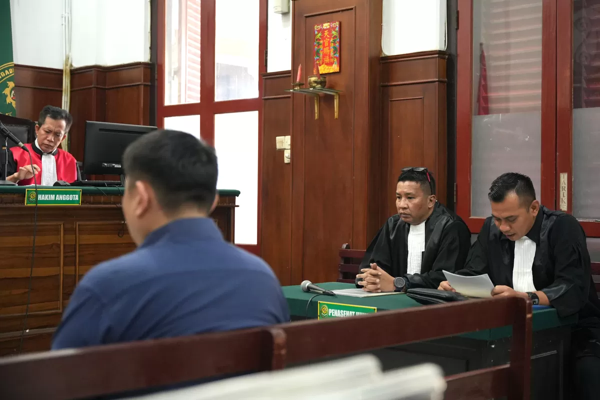 Caption foto: Eksepsi Ditolak PN Surabaya, Kuasa Hukum Santoso Utomo Tjioe Tantang JPU Buktikan Dakwaan Wire Rope