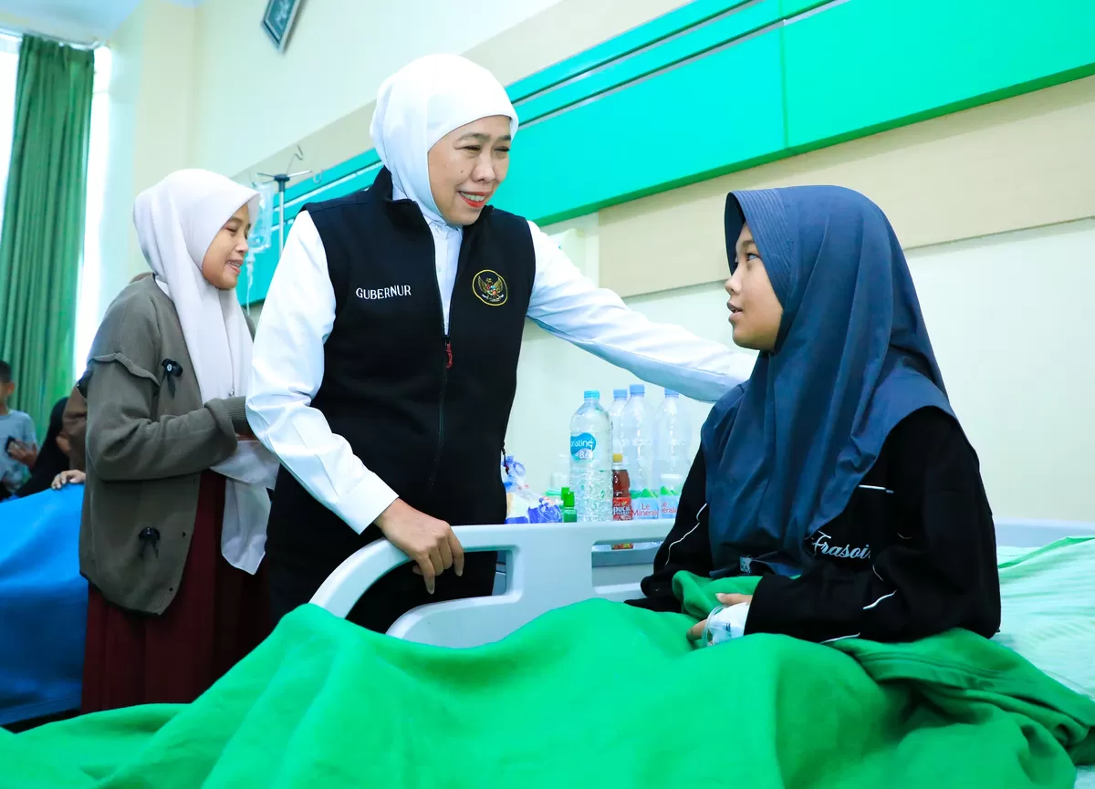 Caption foto: Gubernur Khofifah menjenguk korban dugaan keracunan MBG di Sidoarjo.