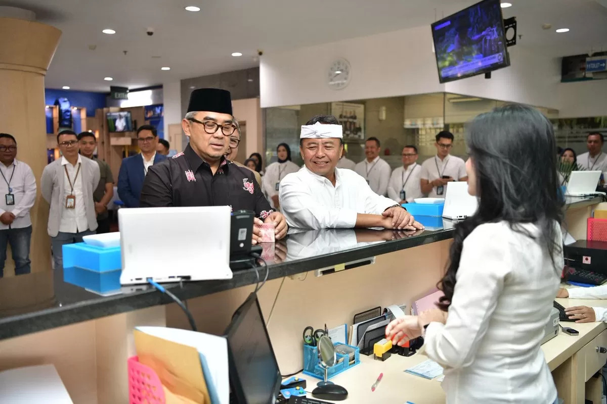 Sekda Jabar didampingi Walikota Bandung Lakukan Kunjungan ke Kantor Bank BJB KCP Tamansari