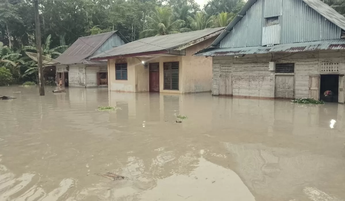 Sejumlah rumah warga terendam banjir akibat tingginya curah hujan dan luapan sungai di Kabupaten Nias Barat, Senin (7/9/2026).