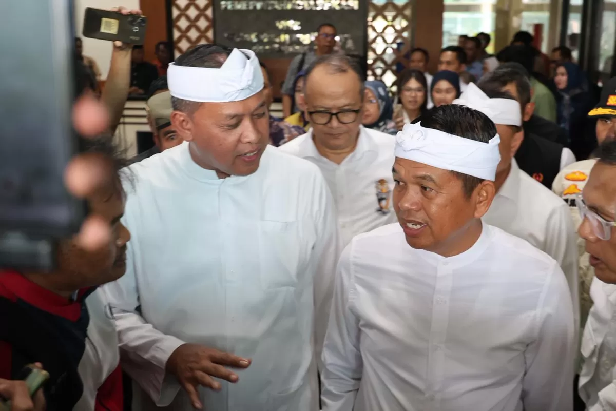 Wali Kota Bekasi Tri Adhianto bersama dengan Gubernur Jawa Barat Dedi Mulyadi.  (Istimewa)