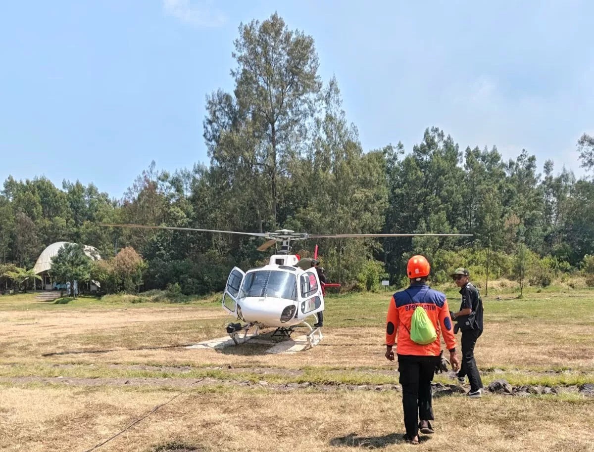 Caption foto: Karhutla Gunung Ijen mencapai sekitar 20 hektare. BPBD Jatim mengerahkan personel dan helikopter water bombing, sementara TWA Kawah Ijen ditutup sementara