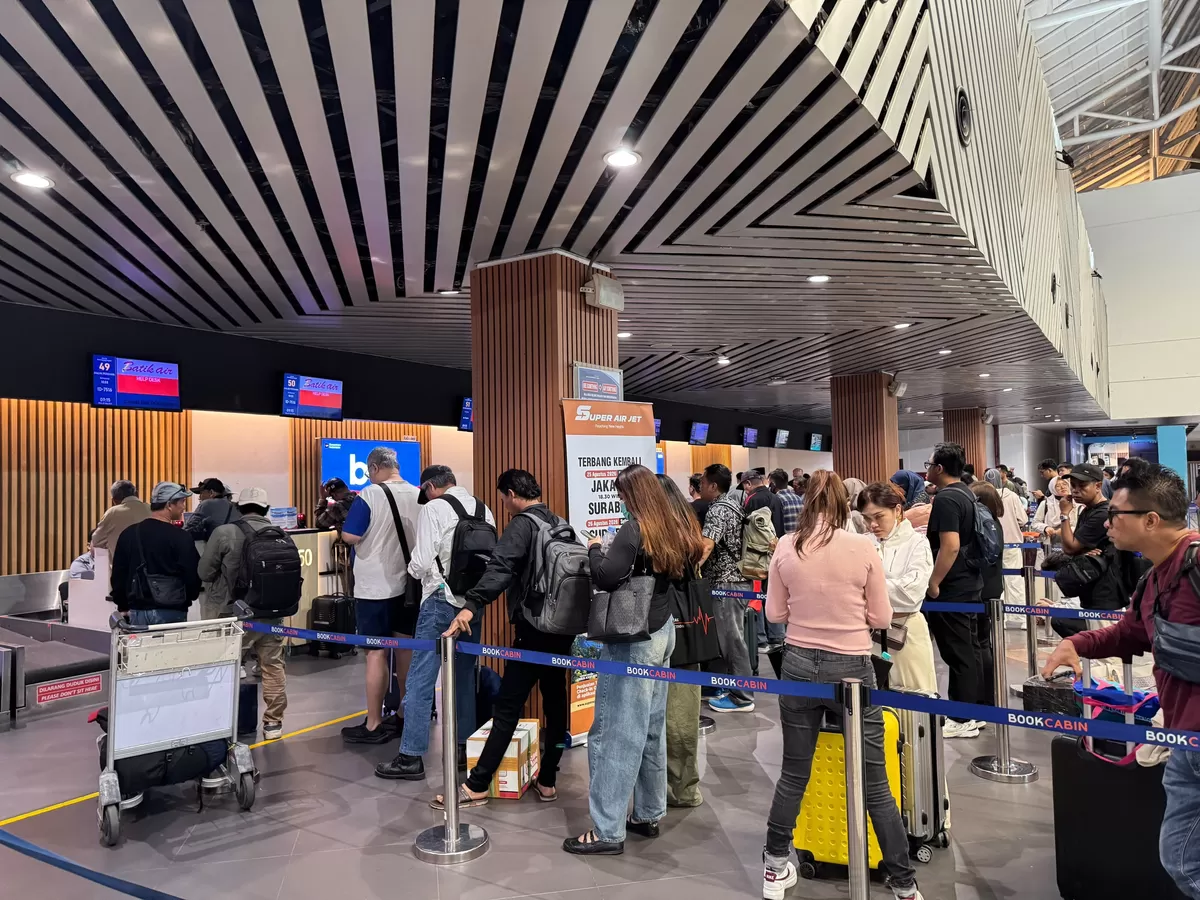 Aktivitas pelayanan penumpang di Bandara Internasional Juanda yang terdampak pembatalan sejumlah penerbangan akibat aktivitas erupsi Anak Gunung Krakatau.